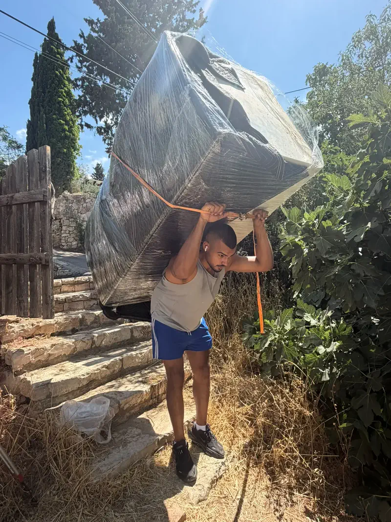 מרימים גם מה שלא עובר במדרגות