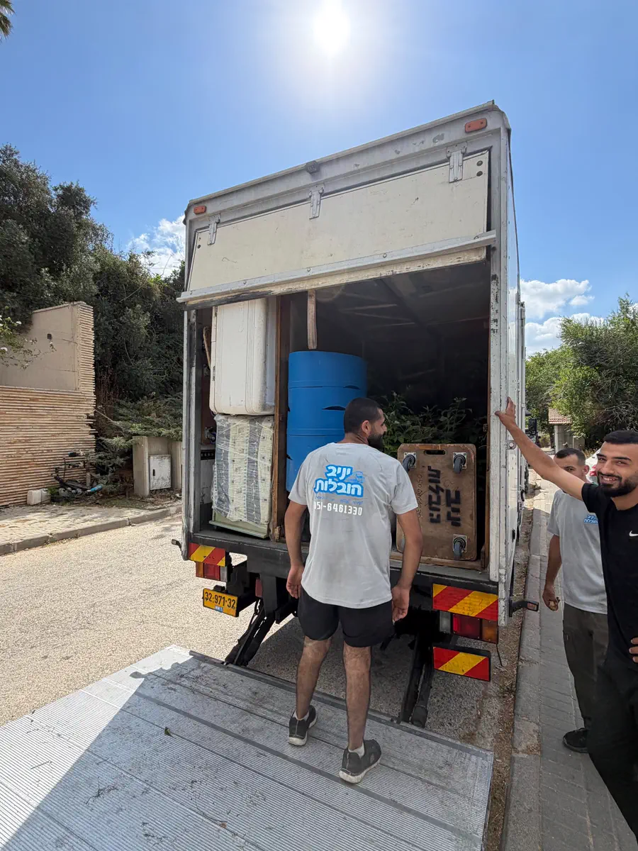 צוות יניב הובלות מעמיס את המשאית